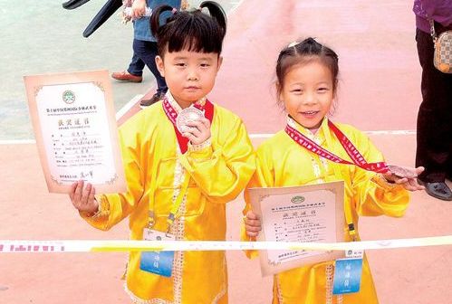 少林武術節比賽第二天：鄭州6歲女孩耍太極拿獎牌