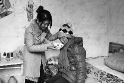 商丘师院90后女大学生带着&ldquo;弱智&rdquo;妈妈上大学