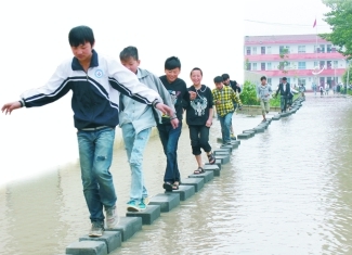 商丘一中学校园大雨后成泽国 学生上学&ldquo;赛八仙&rdquo;